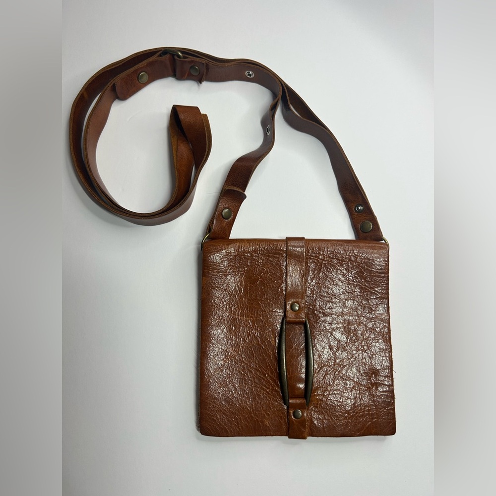 Vintage Brown Leather Crossbody Bag with Buckle Closure